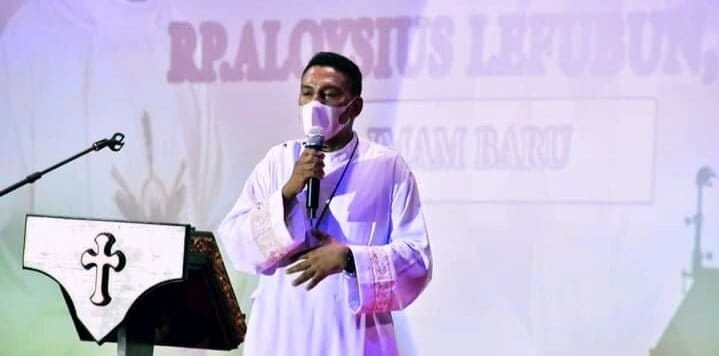 Imam pertama dari Ohoi Ohoinol, RP. Aloysius Lefubun, MSC. saat memberikan kesan dan pesan di resepsi pentahbisannya, Senin (3/5/2021) malam. Foto: Bagian Protokoler dan Komunikasi Pimpinan Malra