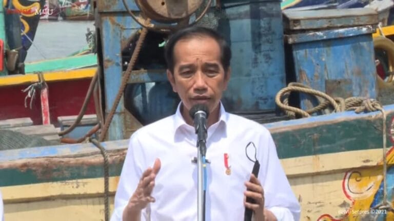 Tinjau TPI Brondong, Jokowi Janji Perbaiki Sejumlah Fasilitas