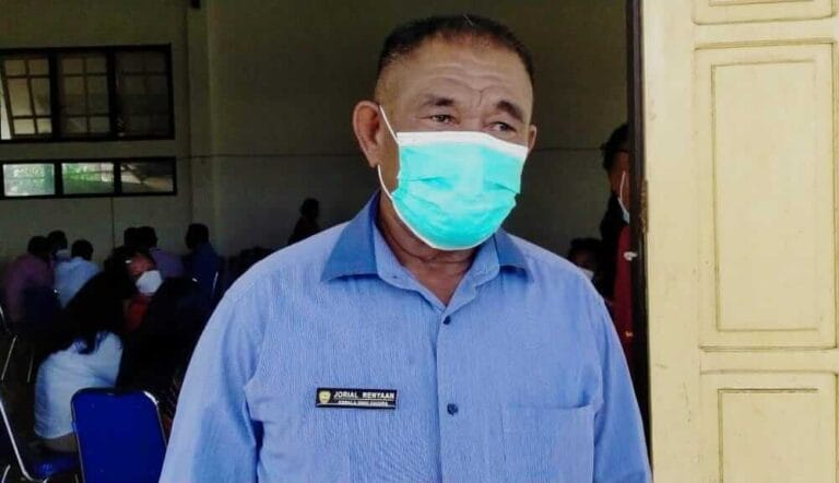 Kepala Ohoi (Desa) Ohoira Jorial Renyaan saat diwawancarai usai kegiatan launching dan pamer inovasi kokat vul-vul di Gedung Serbaguna Did Fatnim Ohoira, Kecamatan Kei-Kecil Barat, Maluku Tenggara, Rabu (19/5/2021). Foto: Labes Remetwa
