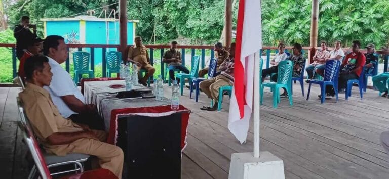 Wakil Ketua I DPRD Kabupaten Maluku Tenggara Albert Efruan mengenakan kemeja putih, Foto: Fredy Jamrevav,