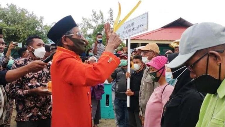 Tokoh Adat Ratschaap Kilmas Abdul Basir Maswatu melakukan ritual adat "Ringin Yapur" pada acara penjemputan kafilah Kecamatan Dullah Selatan di Desa Finualen, Senin (24/5/2021). Foto: Labes Remetwa