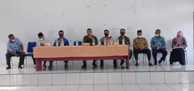Forkopimda, Walikota Tual dan Forum Kerukunan Umat Beragama (FKUB) berbicara tentang pentingnya stabilitas kamtibmas di Kota Tual. Jumat (21/05/2021). Foto: Mey Matubongs