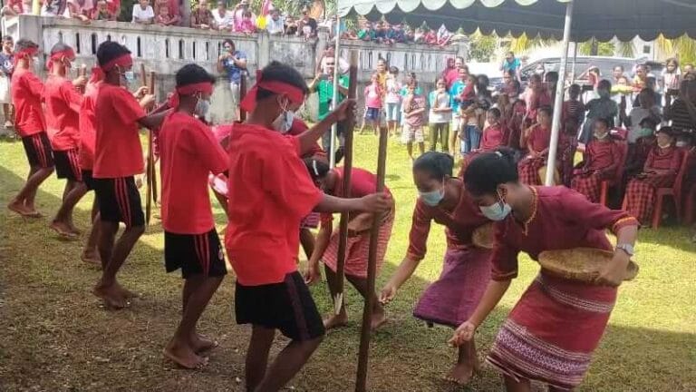 Tarian kokat oleh pemuda/i Ohoi Ohoira saat acara launching dan pameran inovasi kokat vul-vul di Ohoira, Rabu (19/5/2021). Foto: Labes Remetwa