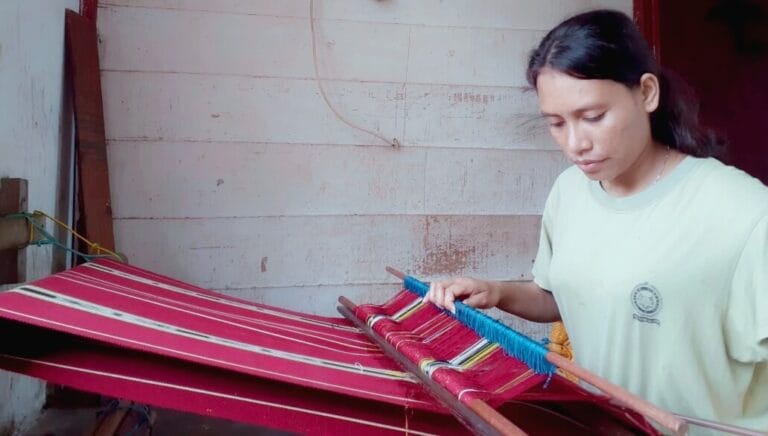 Lulus Kuliah dengan Rajutan Tenun Tanimbar, Vista: Anak Muda Maluku Harus Kreatif