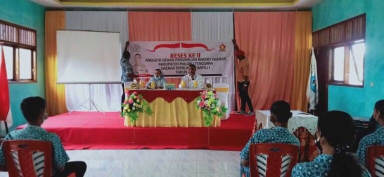 Anggota DPRD Kabupaten Maluku Tenggara Willibrodus Lefteuw saat memberikan sambutan kepada siswa-siswi SMK Pariwisata Santa Theresia Langgur, Kamis (20/5/2021). Foto: Fredi Jamrevav