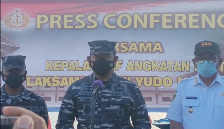 Kepala Staf TNI Angkatan Laut (Kasal) Laksamana TNI Yudo Margono (tengah) berkesempatan melakukan konferensi pers usai meresmikan Kampung Bahari Nusantara (KBN) Ohoi Dian Darat, Kecamatan Hoat Sorbay, Kabupaten Maluku Tenggara (Malra), Jumat (18/6/2021). Foto: Labes Remetwa