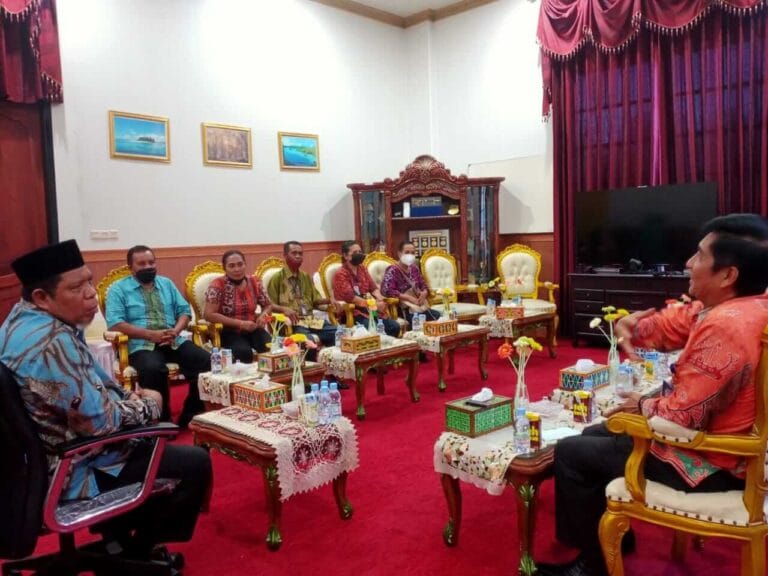 Walikota: RRI Tual Harus Jadi Sarana Jembatan Pemkot dan Masyarakat Walikota: RRI Tual Harus Jadi Sarana Jembatan Pemkot dan Masyarakat