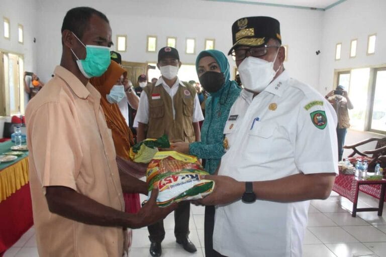 Peduli Pengungsi Gempa Tehoru, Gubernur Maluku dan istri Serahkan Bantuan