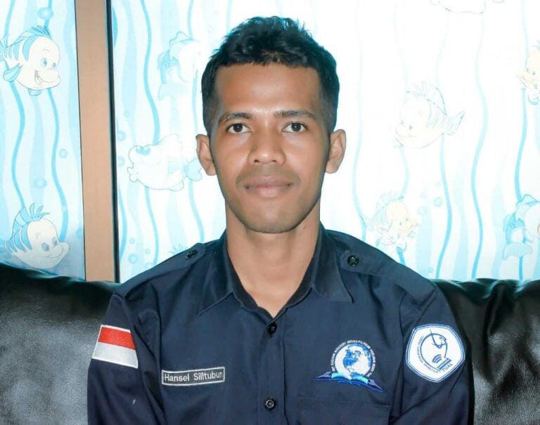 Anastasius Canisius Selitubun, Mahasiswa Semester Akhir Program Studi Manajemen Rekayasa Budidaya Laut yang juga aktif di UKM Bahasa Polikant. Sumber Foto: Dok. Humas Polikant
