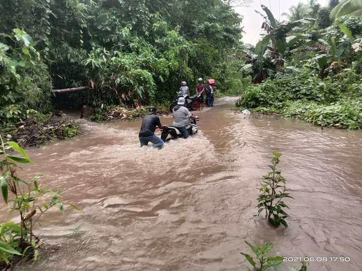 Kondisi jalan Yamtimur-Reyamru, Kecamatan Kei Besar Utara Timur. Foto: Facebook Poli Layanan, Kamis (10/6/2021)