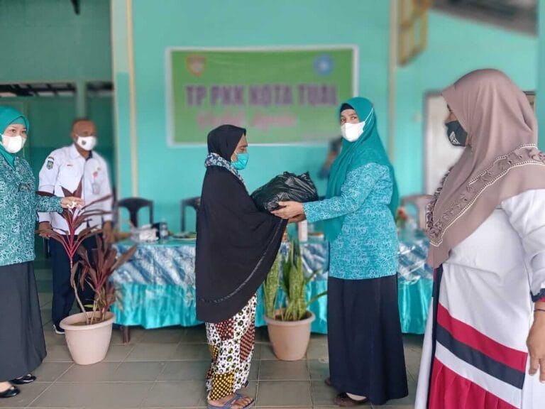 Peduli Lansia, TP-PKK Kota Tual Bagikan Sembako