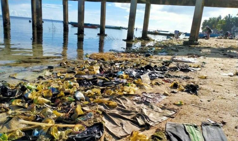 Kondisi Pantai Ohoi Tamedan, Kecamatan Dulah Utara, Kota Tual yang dipenuhi sampah plastik. Foto: Alex Welerubun