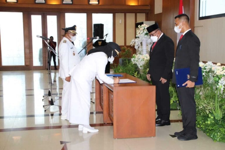Bupati dan Wabup Bursel Periode 2021-2026 Resmi Dilantik Gubernur Maluku