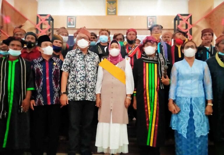Bupati Dan Wakil Bupati Bursel Dikukuhkan Secara Adat