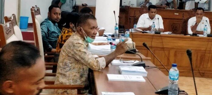 Anggota Komisi III DPRD Kabupaten Maluku Tenggara Petrus Elmas, saat Rapat Dengar Pendapat (RDP) bersama Dinas Pekerjaan Umum dan Tata ruang (PUTR), Jumat (4/6/2021). Foto: Fredy Jamrevav