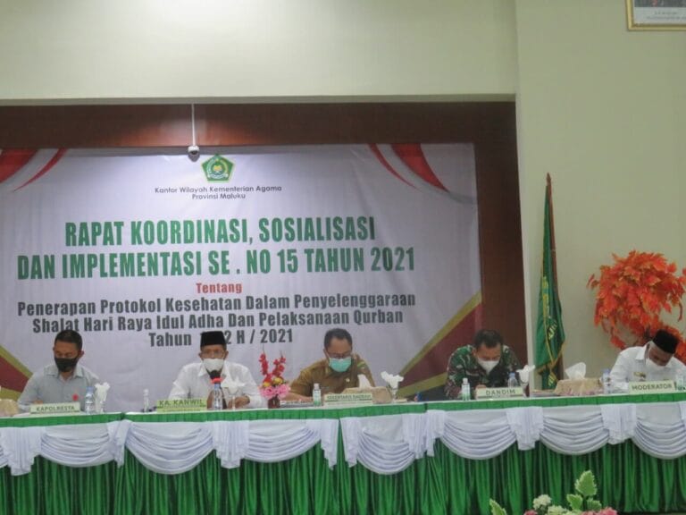 Rakor Sosialisasi dan Implementasi SE. Nomor 15 Tahun 2021 tentang Penerapan Prokes dalam Penyelenggaraan Idul Adha dan Qurban Tahun 1440 Hijriah 2021, di lantai III Aula Kanwil Kemenag Maluku, Selasa (29/6/2021).