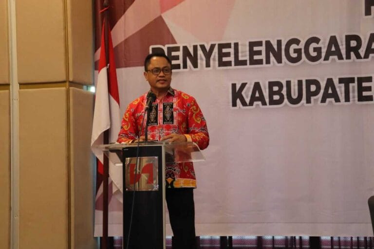 Sekretaris Daerah Maluku Kasrul Selang, saat memberikan arahan dalam Rapat Koordinasi (Rakor) Asistensi Penyelenggaraan Perizinan dan non Perizinan Kabupaten/Kota se-Maluku, yang diselenggarakan DPM-PTSP Provinsi Maluku, di Swiss-Bell Hotel Ambon, Kamis (24/6/2021).