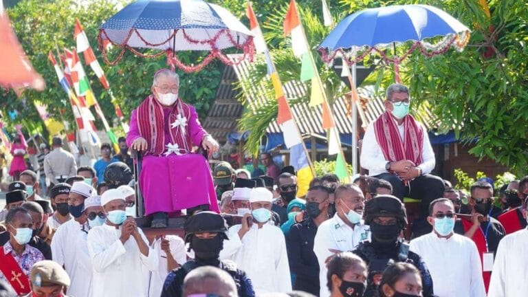Penjemputan Bupati Maluku Tenggara M.Thaher Hanubun dan Uskup Agung Kesukupan Agung Merauke, Uskup Administrator Apostolik Keuskupan Amboina Mgr. Petrus Canisius Mandagi, MSC. di Ohoi Rumat Kecamatan Kei Kecil Timur, Maluku Tenggara. Foto: Cemo Labetubun