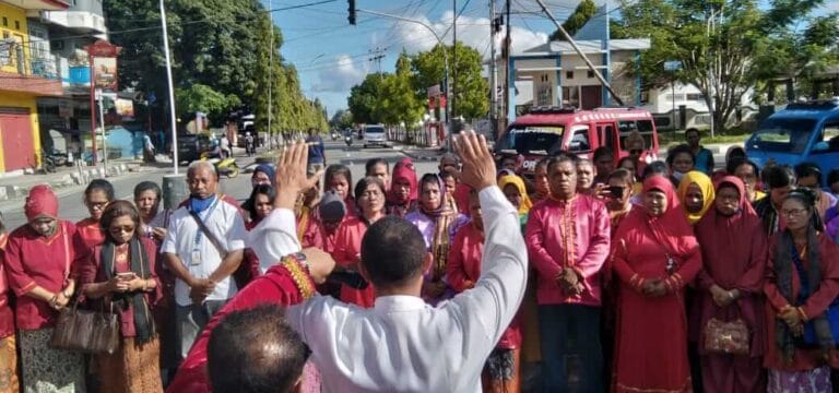 Memberi Dari Kekurangan, Mama Mama Pasar Langgur Antar Yelim Gereja Ohoijang