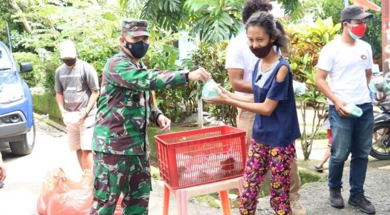 Jelang Hari Bhakti TNI AU, Lanud Pattimura Berbagi Kasih