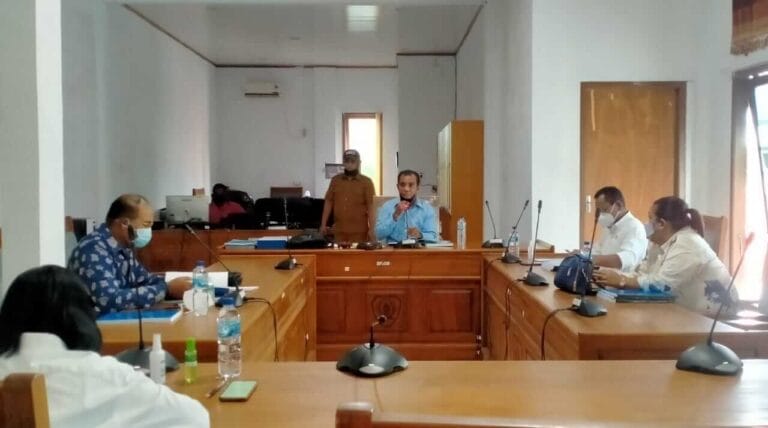Rapat Badan Pembentukan Peraturan Daerah (Bapemperda) DPRD Kabupaten Maluku Tenggara dipimpin oleh Ketua Bapemperda Thomas Ulukyanan di ruang Komisi I, Selasa (27/7/2021). Foto: Labes Remetwa