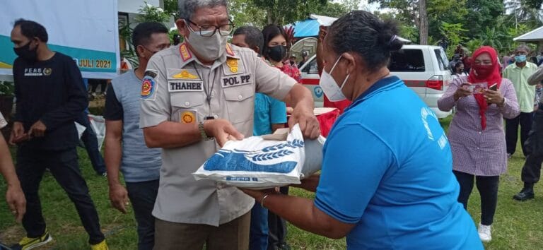 Bupati Malra Salurkan Bantuan CBP Dan BST Di Kecamatan KKT