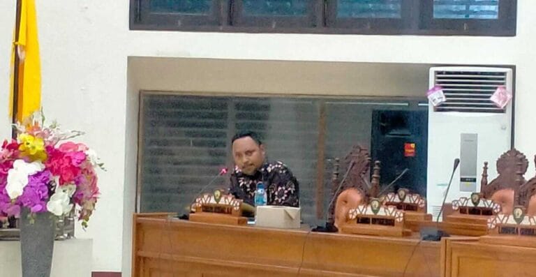 Sekretaris Fraksi Cristo Beruat saat membacakan pandangan akhir fraksi PKB dalam rapat penyampaian pandangan akhir fraksi terhadap laporan pertanggungjawaban APBD tahun anggaran 2020, di ruang sidang utama DPRD Malra, Kamis malam (29/7/2021). Foto: Labes Remetwa