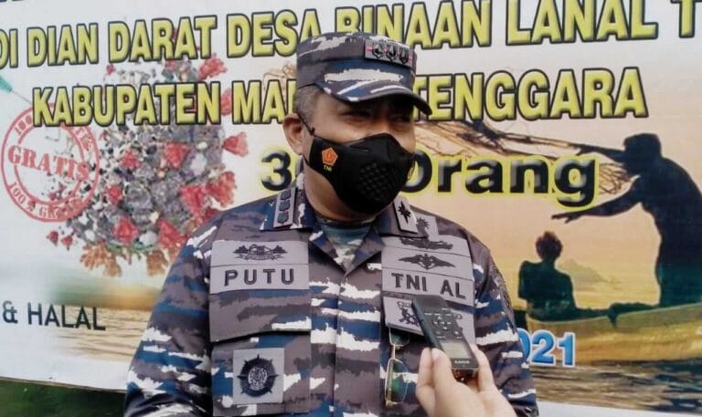 Komandan Lanal Tual Kolonel Laut (P) I. G. Putu Wisnawa diwawancarai di sela-sela acara serbuan vaksinasi di Ohoi Dian Darat, Kamis (1/7/2021). Foto: Labes Remetwa