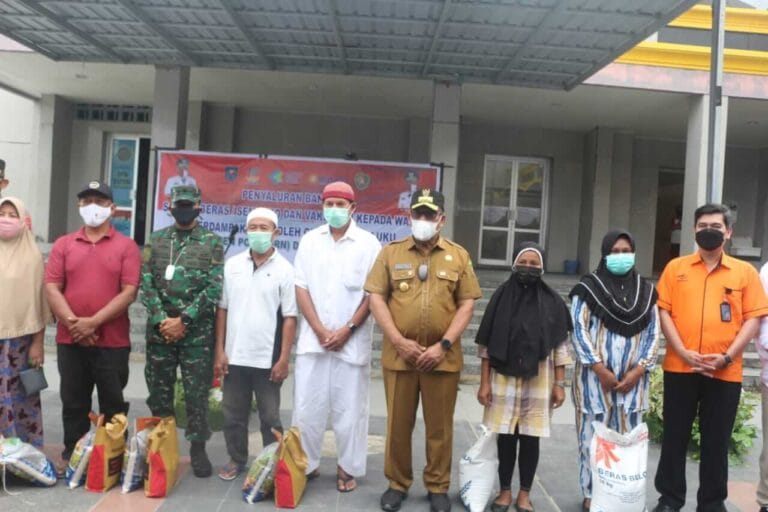 Gubernur Maluku Salurkan Bansos ke Warga Ambon Terdampak PPKM