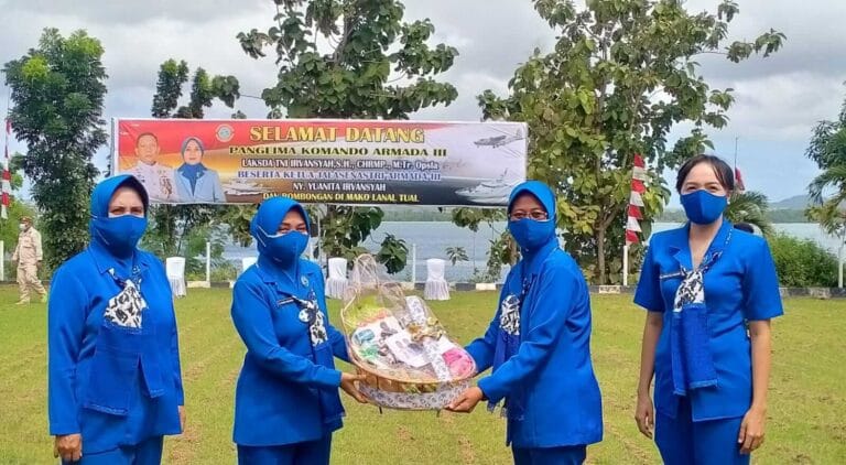 Ketua Jalasenastri Armada III memberikan bingkisan tali asih kepada salah satu perwakilan Jalasenastri Lanal Tual, Rabu (21/7/2021). Foto: Labes Remetwa