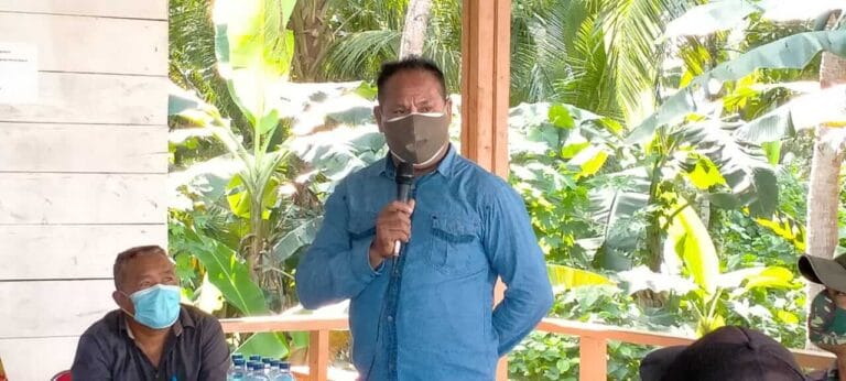 Kepala Dinas Pendidikan Malra Clemens Welafubun menjelaskan kebijakan belajar untuk tahun ajaran baru saat sosialisasi di Ohoi Ohoira, Kecamatan Kei Kecil Barat, Jumat (9/7/2021). Foto: Labes Remetwa