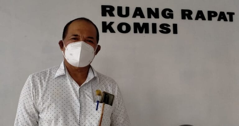 Ketua Komisi I DPRD Maluku Tenggara Antonius Renyaan diwawancarai Suara Damai usai rapat pertanggungjawaban APBD 2020 antara Komisi I dan mitra, Kamis (22/7/2021). Foto: Labes Remetwa
