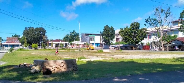 Lahan bekas Pasar Ohoijang. Tampak patok yang terbuat dari beton di empat sudut lahan tersebut. Foto: Labes Remetwa