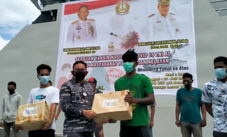 Panglima Komando Armada (Pangkoarmada) III Laksda TNI Irvansyah memberikan tali asih kepada sejumlah nelayan saat meninjau pelaksanaan vaksinasi Covid-19 yang digelar Lanal Tual di Dermaga RE. Martadinata Mako, Rabu (21/7/2021). Foto: Labes Remetwa