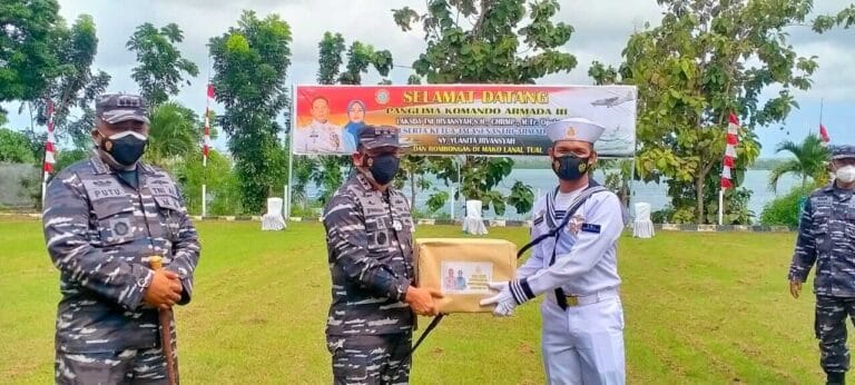 Didampingi Komandan Lanal Tual I. G. Putu Wisnawa, Pangkoarmada III Laksda TNI Irvansyah menyerahkan bantuan kepada personel Lanal Tual, Rabu (21/7/2021). Foto: Labes Remetwa