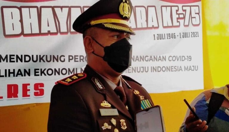 Kapolres Tual AKBP Alfaris Pattiwael diwawancarai wartawan usai acara HUT Bhayangkara, Kamis (1/7/2021). Foto: Labes Remetwa
