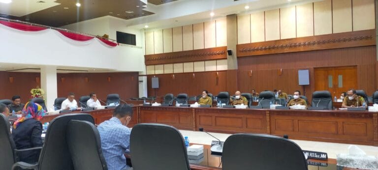 Dewan Nilai Isi Dokumen Pertanggungjawaban APBD Maluku Copy Paste