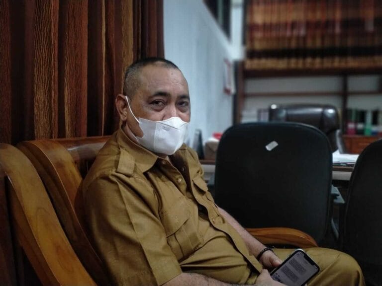 Sekretaris DRPD Kabupaten Maluku Tenggara Roy Rahajaan di ruang kerjanya, Selasa (13/7/2021). Foto: Labes Remetwa