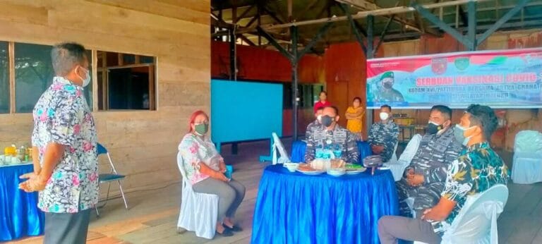 Panglima Koarmada III Laksda TNI Irvansyah didampingi Komandan Lanal Tual I. G. Putu Wisnawa mendengar paparan kesiapan PT. Samudera Indo Sejahtera (SIS) dalam melakukan kegiatan ekspor dari Tual, Rabu (21/7/2021). Foto: Labes Remetwa