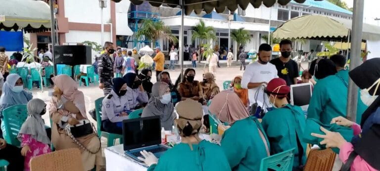 Serbuan Vaksinasi Masal Lanal-Pemkot Tual “Diserbu” Warga