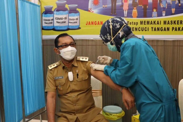 Wagub Maluku dan Keluarga Disuntik Vaksin Covid-19