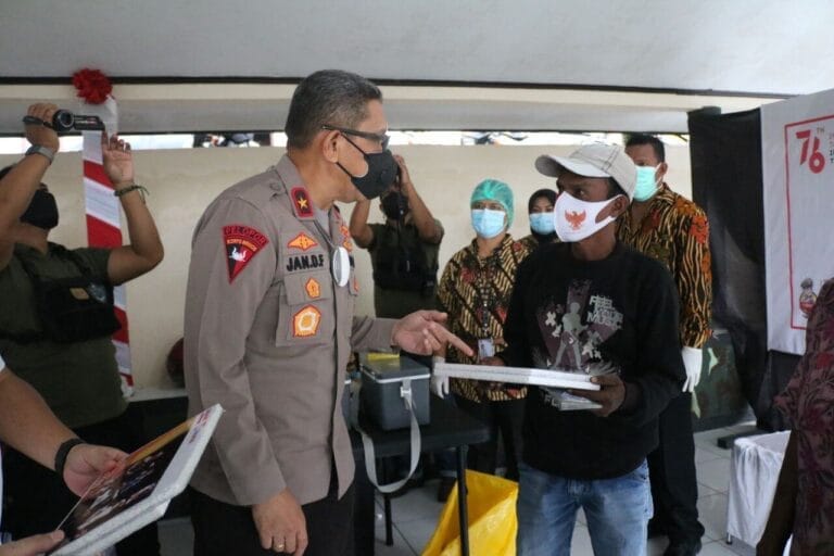 AKPOL 94 Polda Maluku Bagi Voucher Belanja untuk Ratusan Peserta Vaksinasi Covid-19