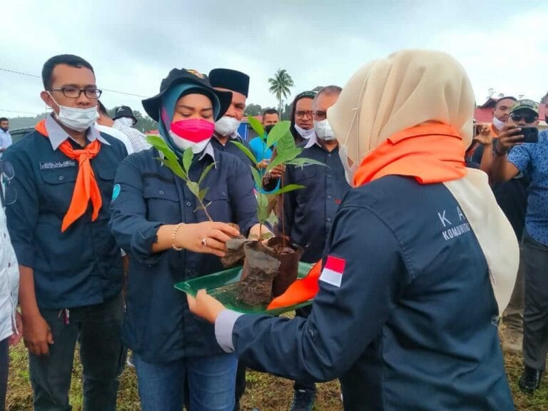 Usai Lantik Komunitas Karibo, Bupati Bursel Ikut Tanam Pohon