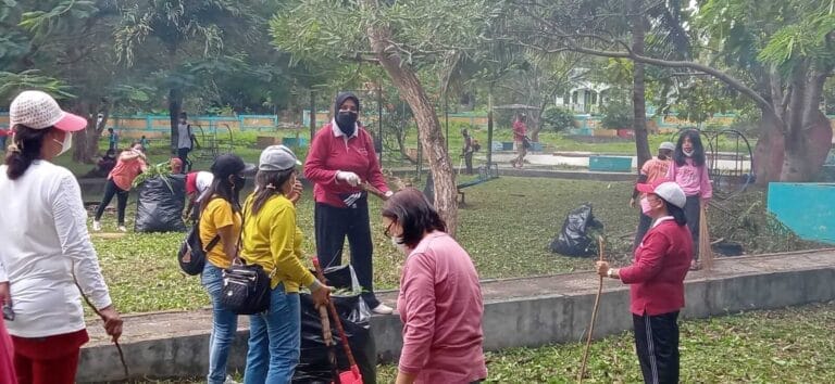 TP-PKK Malra Gotong Royong Kerja Bakti Di Taman Vatwahan