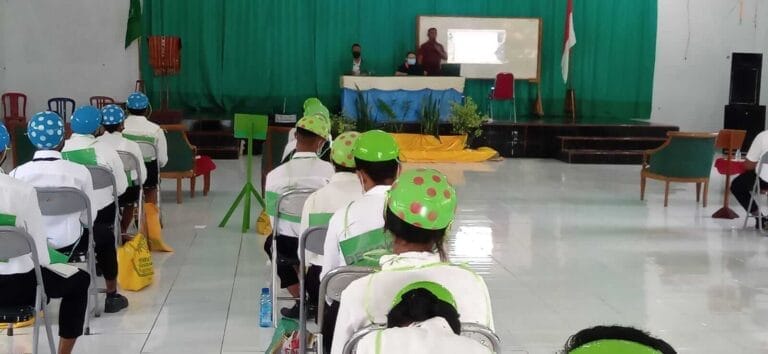 Terima Jas Almamater, 54 Peserta PPKMB Resmi Jadi Mahasiswa STIA Langgur
