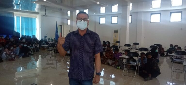 Ketua panitia penerimaan mahasiswa baru, Hendro Hitijahubessy