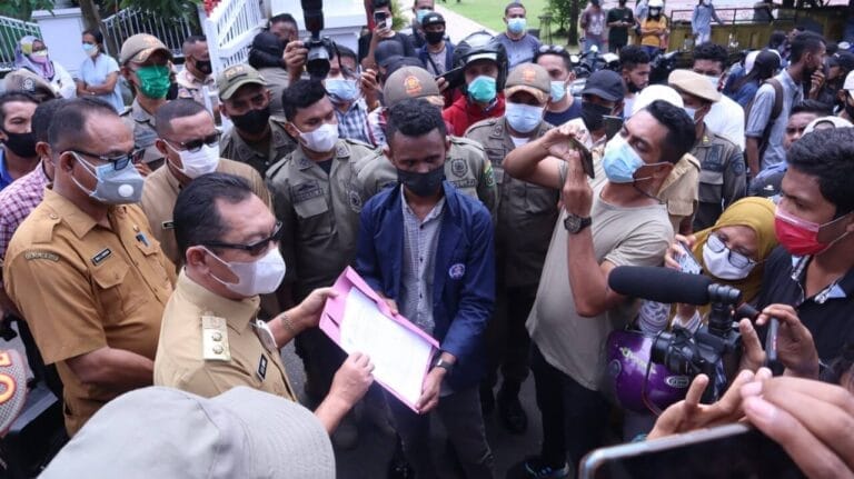 Temui Pendemo UKIM, Orno Mengaku Rekomendasi Gubernur Tidak Bersifat Eksekutorial