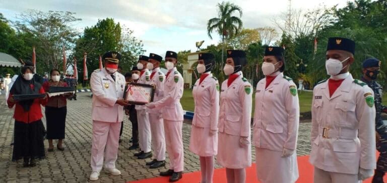 HUT Ke- 76 RI, Walikota Tual Beri Piagam Perhargaan Ke Anggota Paskibra