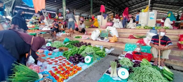 Aktivitas di Pasar Langgur Kabupaten Maluku Tenggara, Rabu (4/8/2021). Foto: Labes Remetwa
