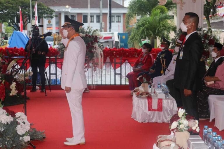 Wagub Orno Pimpin Penurunan Bendera HUT RI ke-76